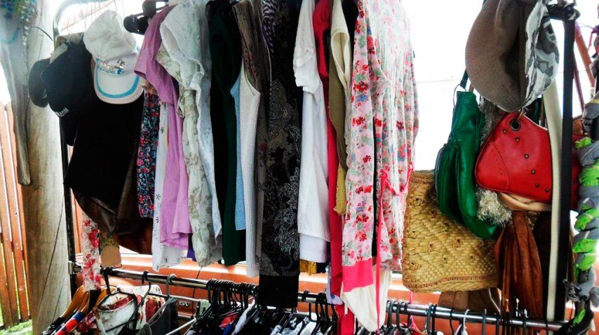 Feria Americana: por la crisis crece la venta de ropa usada